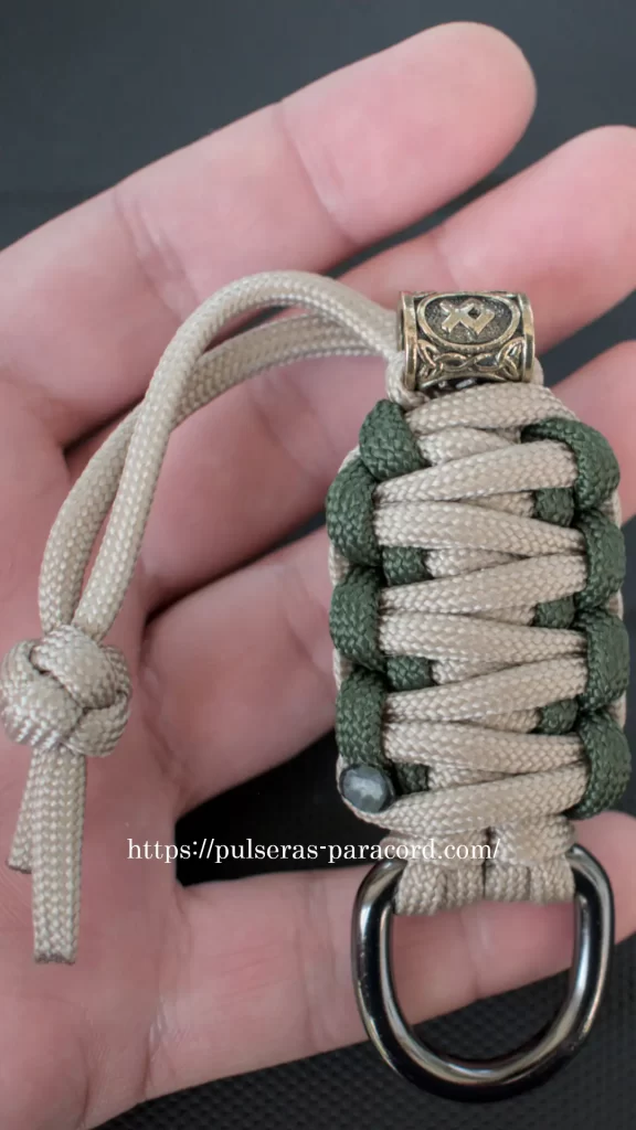 Como hacer un llavero paracord con runa vikinga y nudo cobra
