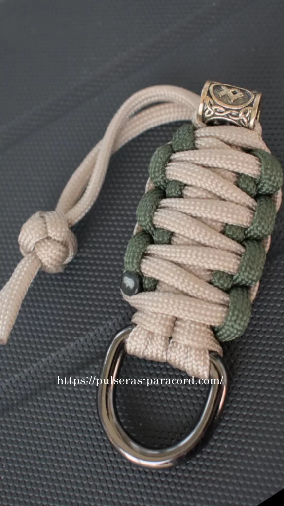 Como hacer un llavero paracord con runa vikinga y nudo cobra