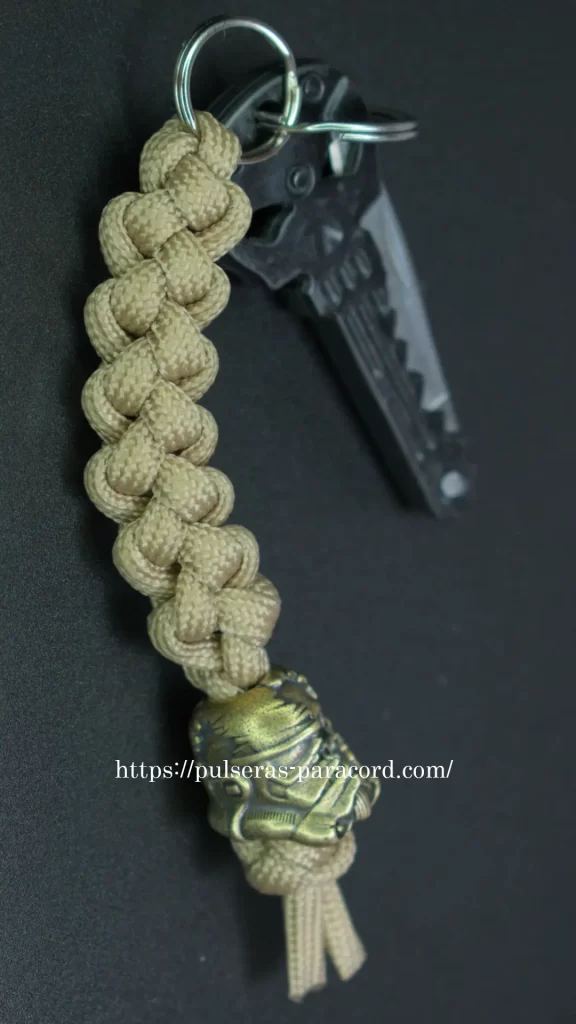 Llavero de paracord con nudo cadena sinnet
