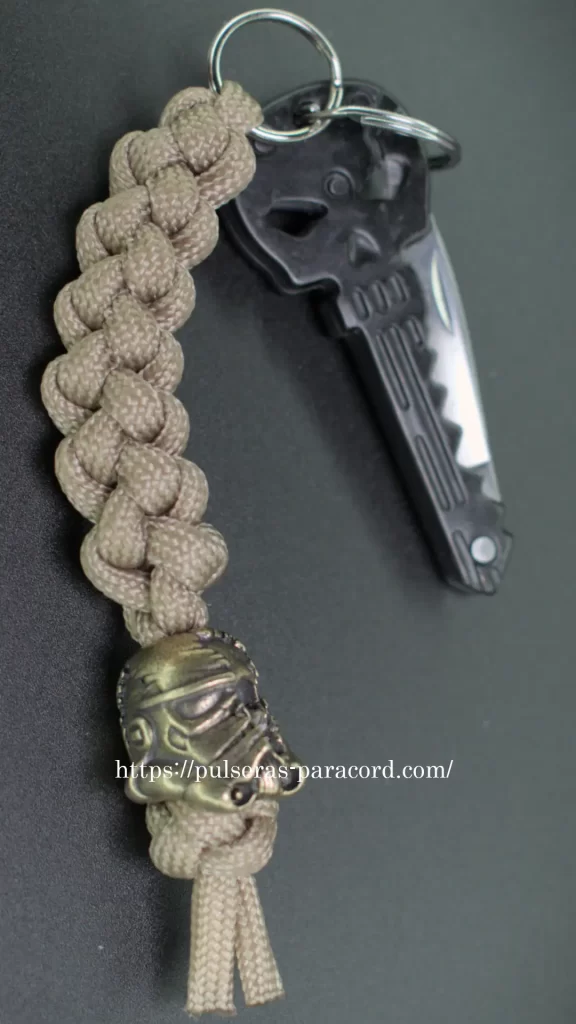 Llavero de paracord con nudo cadena sinnet