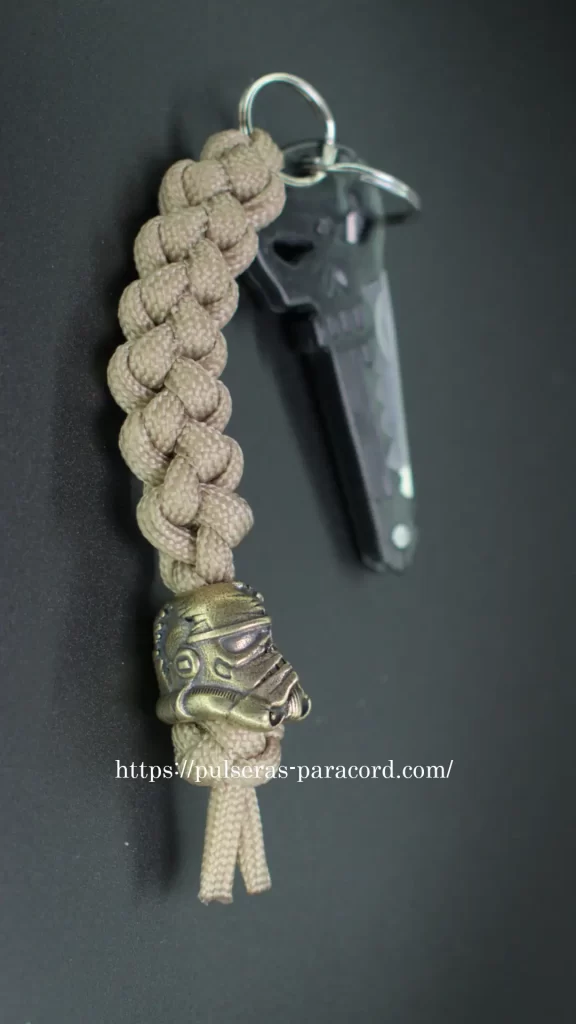 Llavero de paracord con nudo cadena sinnet