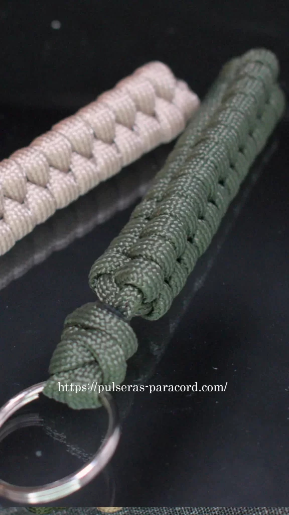 Llavero paracord nudo cascabel o nudo Rattlesnake