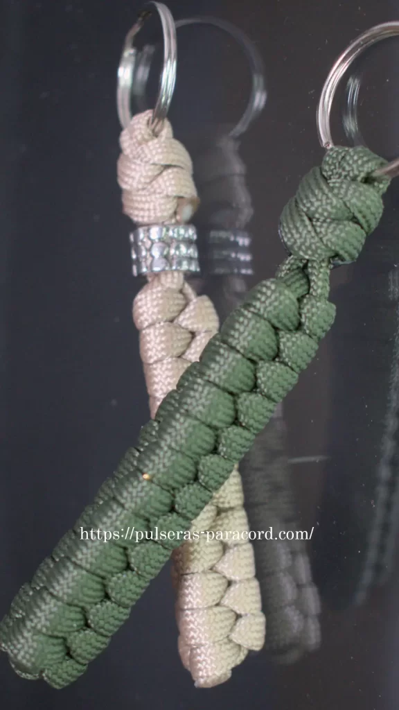 Llavero paracord nudo cascabel o nudo Rattlesnake