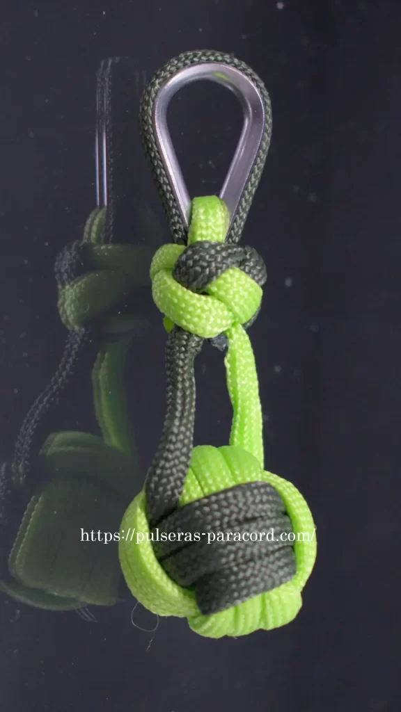 Llavero paracord puño de mono con guardacabo