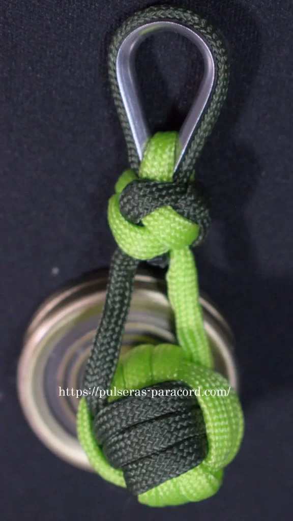 Llavero paracord puño de mono con guardacabo