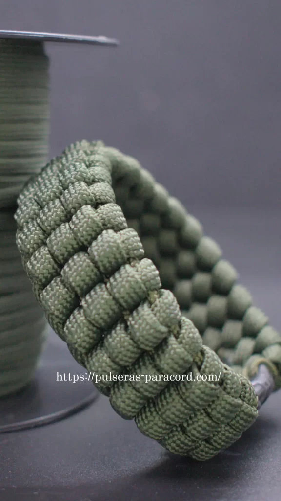Pulsera de paracord con nudo de rueda 3