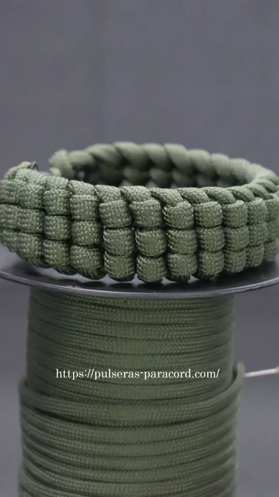 Pulsera de paracord con nudo de rueda 3