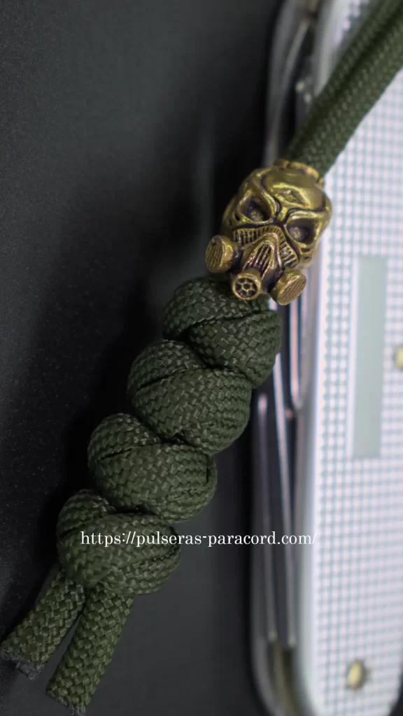 Un nudo de tope de paracord de dos hilos - Llavero paracord