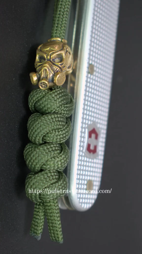 Un nudo de tope de paracord de dos hilos - Llavero paracord