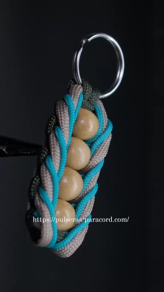 how to make keychain with paracord 3